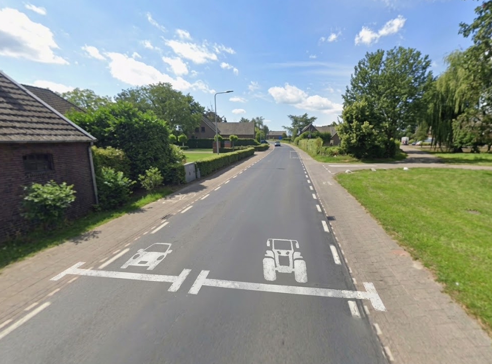 Groot verkeer voorbeeldfoto wegmarkering traktor en fietsen