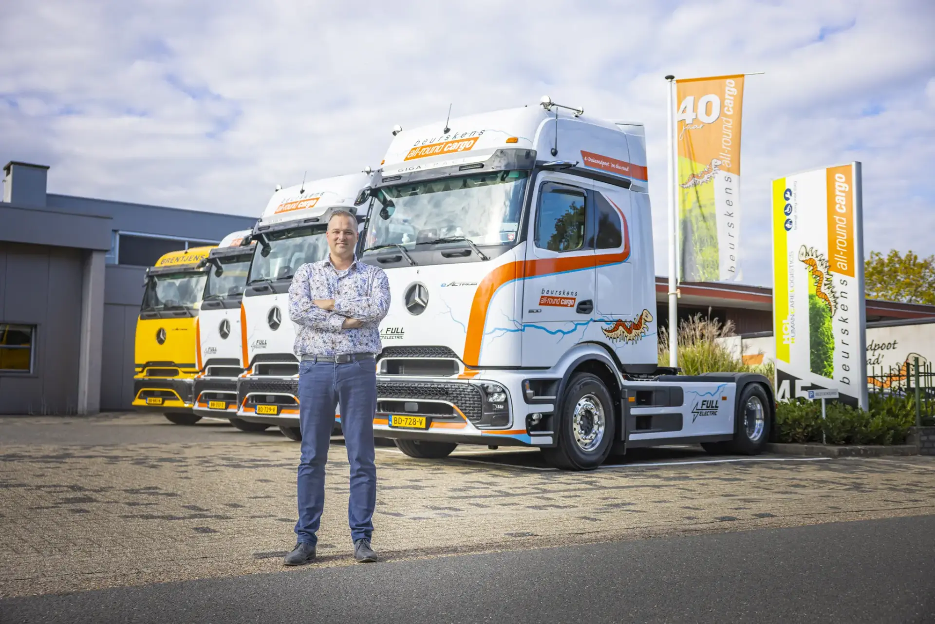 Sander Knoben bij de vier elektrische trucks van Beurskens
